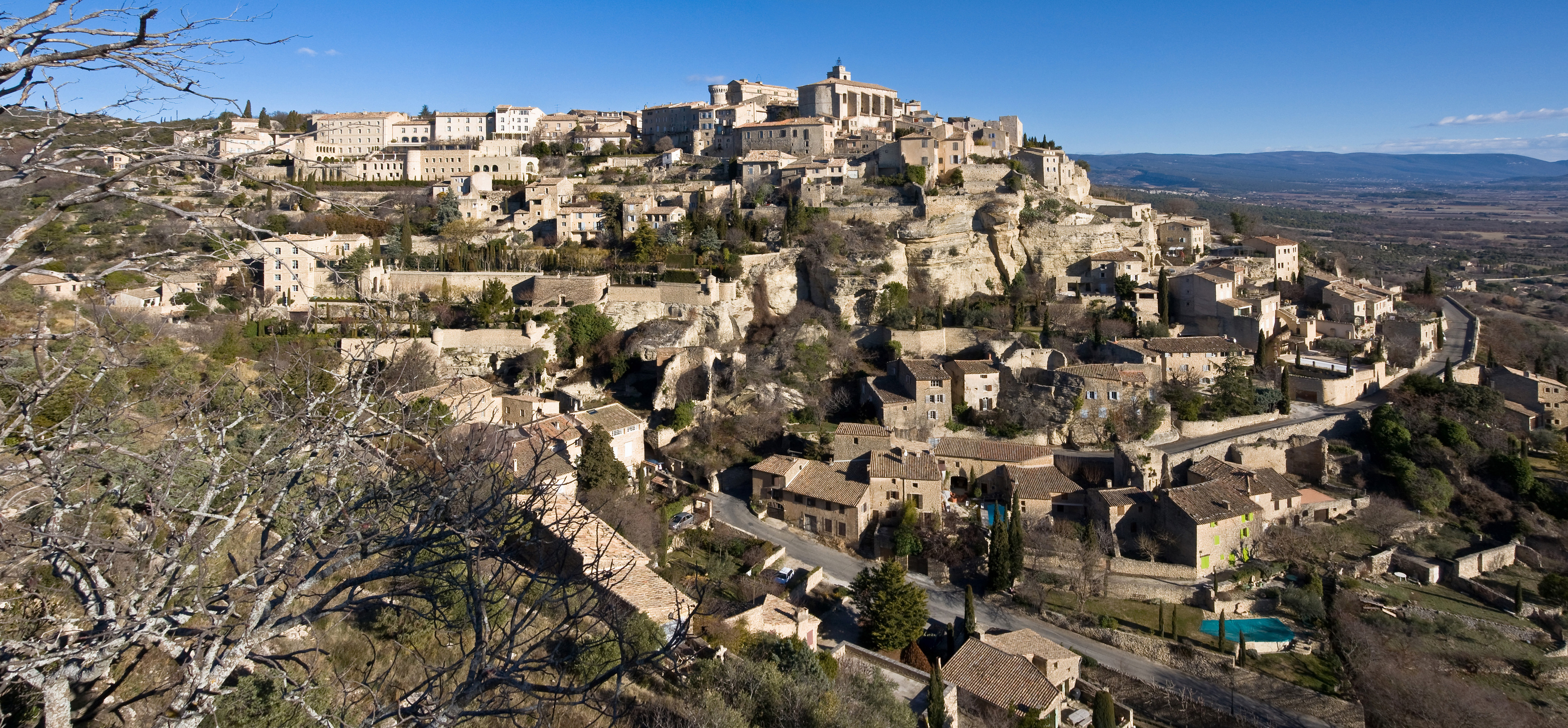 Village de pierre du Luberon, Gordes, sous un ciel clair