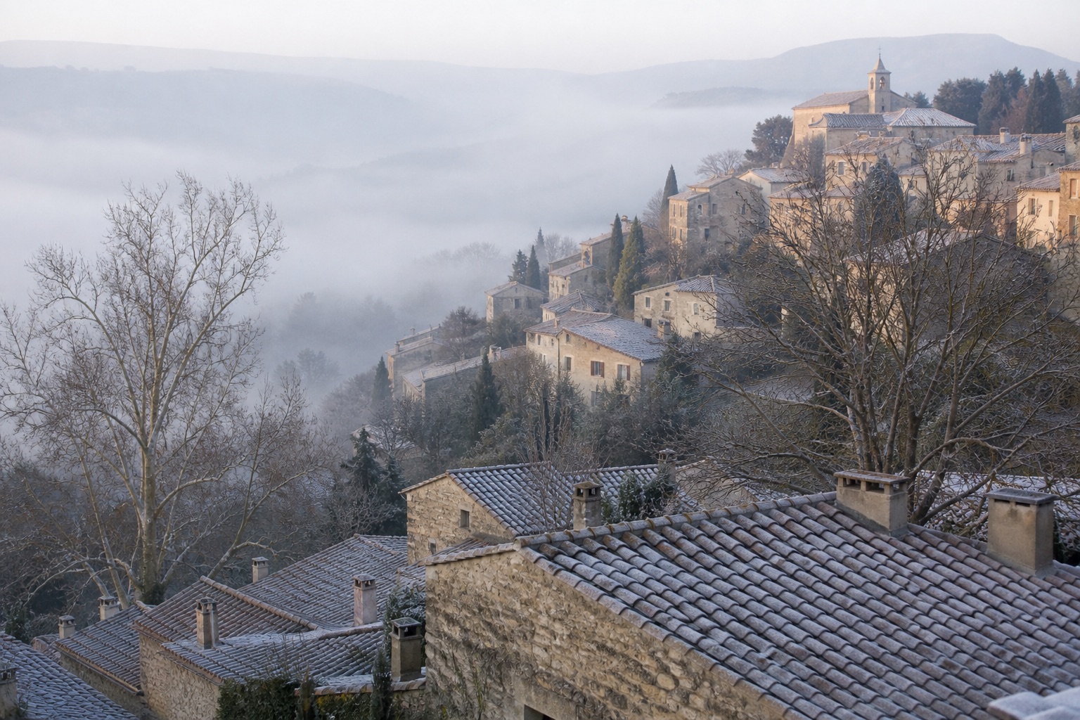 Village provençal dans la brume d'hiver
